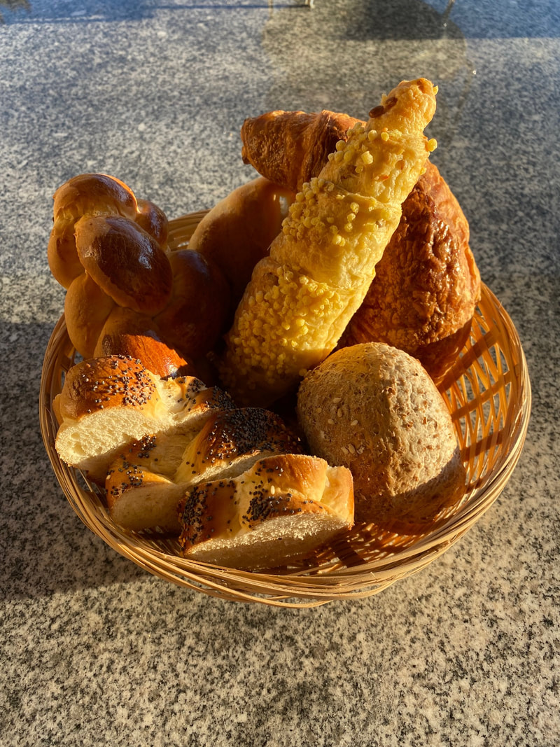 Etagère des Zmorge-Turms mit Brotkorb und Gebäck