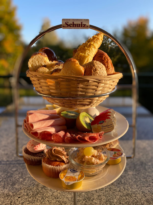 Untere Etage mit süssen Überraschungen und Konfitüren