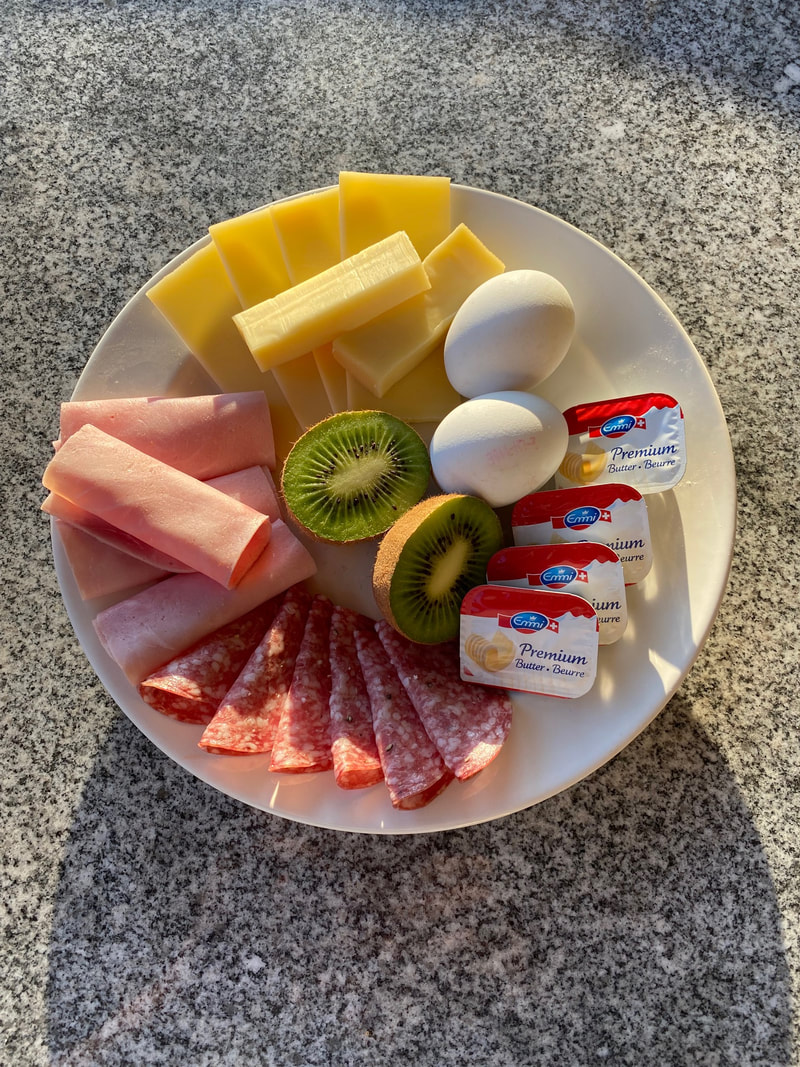 Mittlere Etage mit Aufschnitt, Käse und frischen Früchten