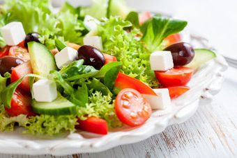 Bunter Zmittag-Teller mit Salat im Café Schulz