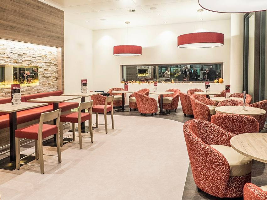 Innenansicht des Café Schulz in Reinach AG